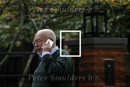 Amsterdam 23 september 2020
Frans Mulder bellend op straat in Amsterdam zuid