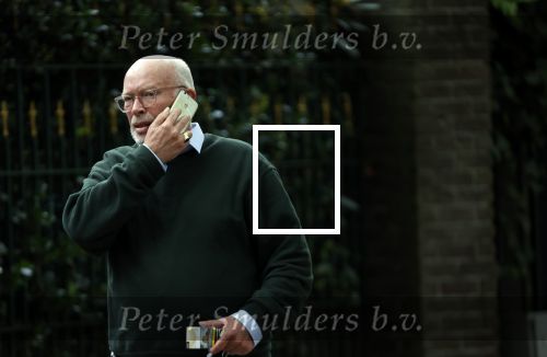 Amsterdam 23 september 2020
Frans Mulder bellend op straat in Amsterdam zuid