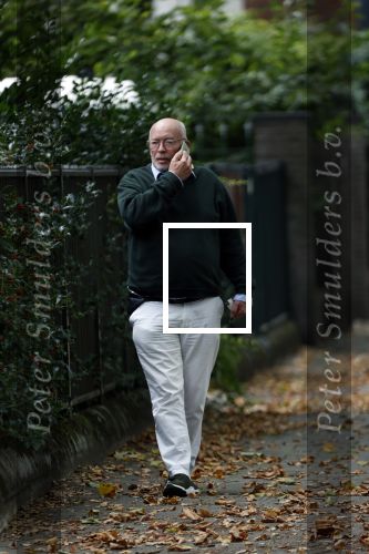 Amsterdam 23 september 2020
Frans Mulder bellend op straat in Amsterdam zuid