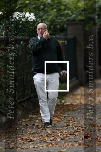 Amsterdam 23 september 2020
Frans Mulder bellend op straat in Amsterdam zuid