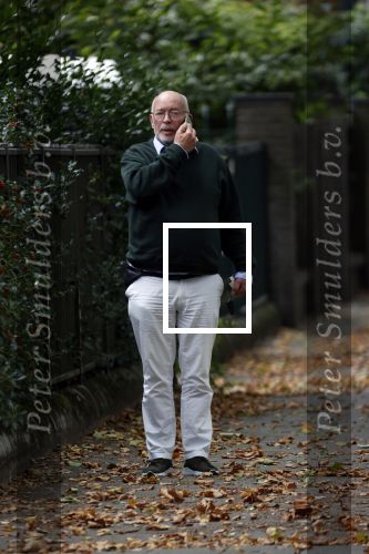 Amsterdam 23 september 2020
Frans Mulder bellend op straat in Amsterdam zuid