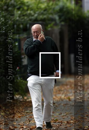 Amsterdam 23 september 2020
Frans Mulder bellend op straat in Amsterdam zuid