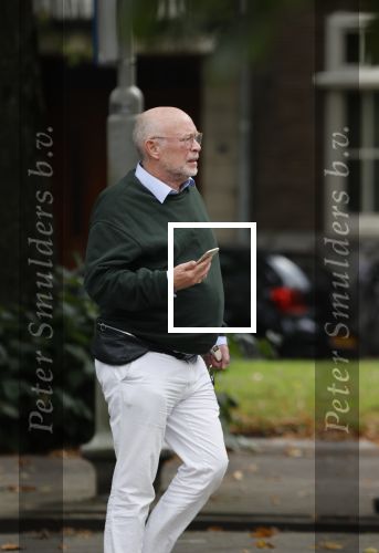 Amsterdam 23 september 2020
Frans Mulder bellend op straat in Amsterdam zuid