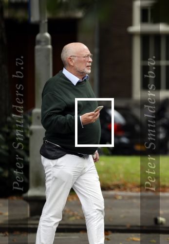 Amsterdam 23 september 2020
Frans Mulder bellend op straat in Amsterdam zuid