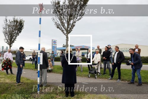 Anna Pauwlona 26 september 2020
Gerard Joling is bij de onthulling van een herdenkingsplakaat van een neergestort vliegtuig in 2e wereldoorlog. Cor de vriend van zijn moeder werd geeerd .