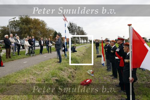Anna Pauwlona 26 september 2020
Gerard Joling is bij de onthulling van een herdenkingsplakaat van een neergestort vliegtuig in 2e wereldoorlog. Cor de vriend van zijn moeder werd geeerd .