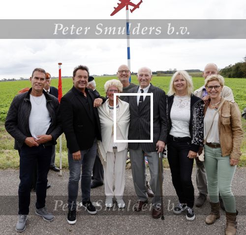 Anna Pauwlona 26 september 2020
Gerard Joling is bij de onthulling van een herdenkingsplakaat van een neergestort vliegtuig in 2e wereldoorlog. Cor de vriend van zijn moeder werd geeerd .