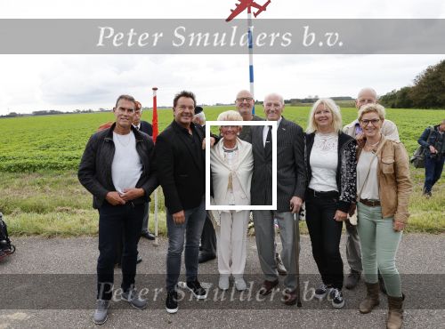 Anna Pauwlona 26 september 2020
Gerard Joling is bij de onthulling van een herdenkingsplakaat van een neergestort vliegtuig in 2e wereldoorlog. Cor de vriend van zijn moeder werd geeerd .