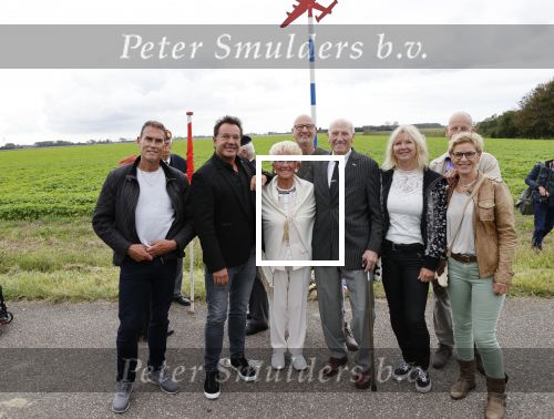 Anna Pauwlona 26 september 2020
Gerard Joling is bij de onthulling van een herdenkingsplakaat van een neergestort vliegtuig in 2e wereldoorlog. Cor de vriend van zijn moeder werd geeerd .