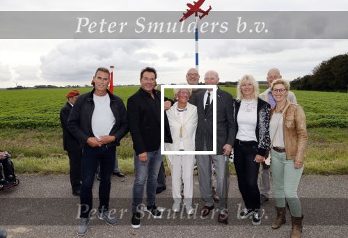 Anna Pauwlona 26 september 2020
Gerard Joling is bij de onthulling van een herdenkingsplakaat van een neergestort vliegtuig in 2e wereldoorlog. Cor de vriend van zijn moeder werd geeerd .