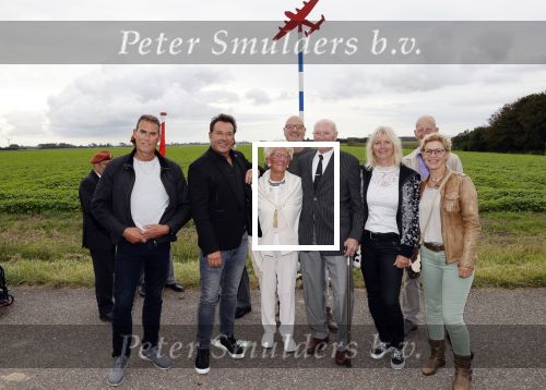 Anna Pauwlona 26 september 2020
Gerard Joling is bij de onthulling van een herdenkingsplakaat van een neergestort vliegtuig in 2e wereldoorlog. Cor de vriend van zijn moeder werd geeerd .