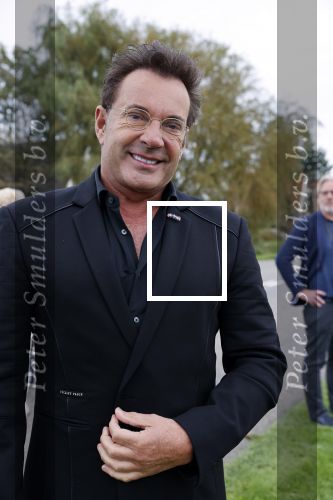 Anna Pauwlona 26 september 2020
Gerard Joling is bij de onthulling van een herdenkingsplakaat van een neergestort vliegtuig in 2e wereldoorlog. Cor de vriend van zijn moeder werd geeerd .