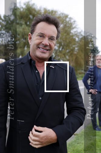 Anna Pauwlona 26 september 2020
Gerard Joling is bij de onthulling van een herdenkingsplakaat van een neergestort vliegtuig in 2e wereldoorlog. Cor de vriend van zijn moeder werd geeerd .