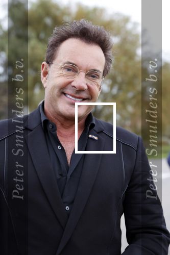 Anna Pauwlona 26 september 2020
Gerard Joling is bij de onthulling van een herdenkingsplakaat van een neergestort vliegtuig in 2e wereldoorlog. Cor de vriend van zijn moeder werd geeerd .
