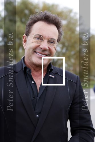 Anna Pauwlona 26 september 2020
Gerard Joling is bij de onthulling van een herdenkingsplakaat van een neergestort vliegtuig in 2e wereldoorlog. Cor de vriend van zijn moeder werd geeerd .