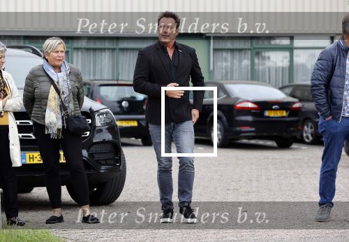Anna Pauwlona 26 september 2020
Gerard Joling is bij de onthulling van een herdenkingsplakaat van een neergestort vliegtuig in 2e wereldoorlog. Cor de vriend van zijn moeder werd geeerd .