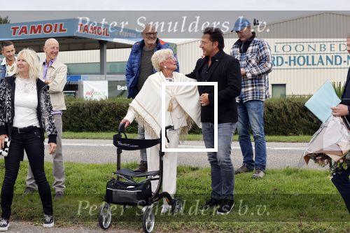 Anna Pauwlona 26 september 2020
Gerard Joling is bij de onthulling van een herdenkingsplakaat van een neergestort vliegtuig in 2e wereldoorlog. Cor de vriend van zijn moeder werd geeerd .