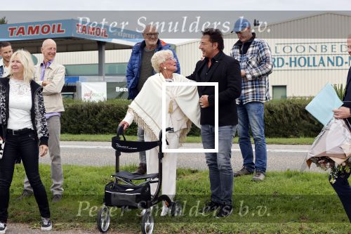 Anna Pauwlona 26 september 2020
Gerard Joling is bij de onthulling van een herdenkingsplakaat van een neergestort vliegtuig in 2e wereldoorlog. Cor de vriend van zijn moeder werd geeerd .