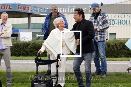 Anna Pauwlona 26 september 2020
Gerard Joling is bij de onthulling van een herdenkingsplakaat van een neergestort vliegtuig in 2e wereldoorlog. Cor de vriend van zijn moeder werd geeerd .