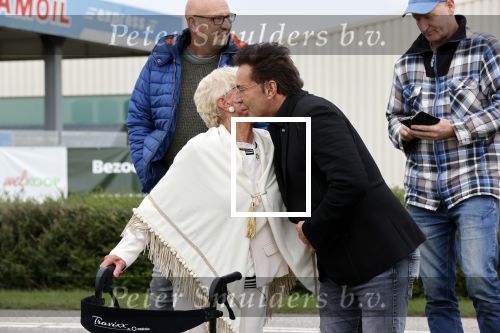 Anna Pauwlona 26 september 2020
Gerard Joling is bij de onthulling van een herdenkingsplakaat van een neergestort vliegtuig in 2e wereldoorlog. Cor de vriend van zijn moeder werd geeerd .