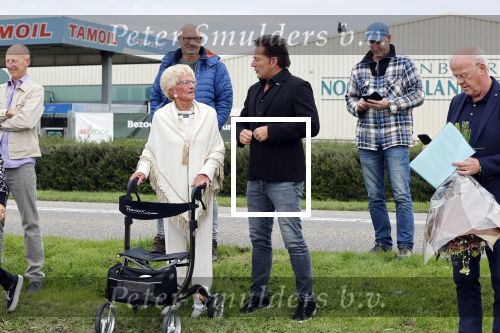 Anna Pauwlona 26 september 2020
Gerard Joling is bij de onthulling van een herdenkingsplakaat van een neergestort vliegtuig in 2e wereldoorlog. Cor de vriend van zijn moeder werd geeerd .