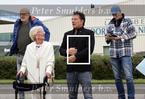 Anna Pauwlona 26 september 2020
Gerard Joling is bij de onthulling van een herdenkingsplakaat van een neergestort vliegtuig in 2e wereldoorlog. Cor de vriend van zijn moeder werd geeerd .