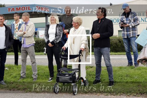 Anna Pauwlona 26 september 2020
Gerard Joling is bij de onthulling van een herdenkingsplakaat van een neergestort vliegtuig in 2e wereldoorlog. Cor de vriend van zijn moeder werd geeerd .