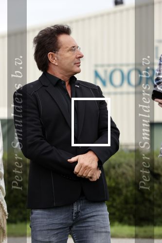 Anna Pauwlona 26 september 2020
Gerard Joling is bij de onthulling van een herdenkingsplakaat van een neergestort vliegtuig in 2e wereldoorlog. Cor de vriend van zijn moeder werd geeerd .