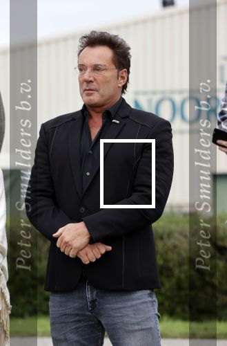 Anna Pauwlona 26 september 2020
Gerard Joling is bij de onthulling van een herdenkingsplakaat van een neergestort vliegtuig in 2e wereldoorlog. Cor de vriend van zijn moeder werd geeerd .