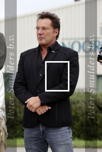Anna Pauwlona 26 september 2020
Gerard Joling is bij de onthulling van een herdenkingsplakaat van een neergestort vliegtuig in 2e wereldoorlog. Cor de vriend van zijn moeder werd geeerd .