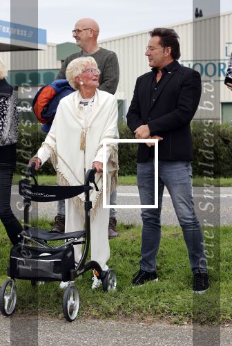 Anna Pauwlona 26 september 2020
Gerard Joling is bij de onthulling van een herdenkingsplakaat van een neergestort vliegtuig in 2e wereldoorlog. Cor de vriend van zijn moeder werd geeerd .