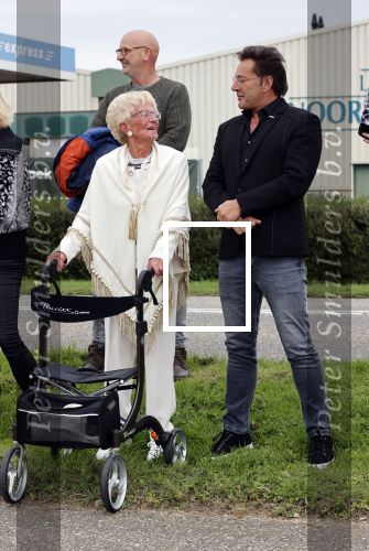 Anna Pauwlona 26 september 2020
Gerard Joling is bij de onthulling van een herdenkingsplakaat van een neergestort vliegtuig in 2e wereldoorlog. Cor de vriend van zijn moeder werd geeerd .