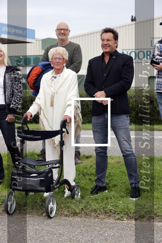 Anna Pauwlona 26 september 2020
Gerard Joling is bij de onthulling van een herdenkingsplakaat van een neergestort vliegtuig in 2e wereldoorlog. Cor de vriend van zijn moeder werd geeerd .