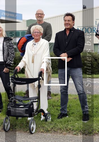 Anna Pauwlona 26 september 2020
Gerard Joling is bij de onthulling van een herdenkingsplakaat van een neergestort vliegtuig in 2e wereldoorlog. Cor de vriend van zijn moeder werd geeerd .