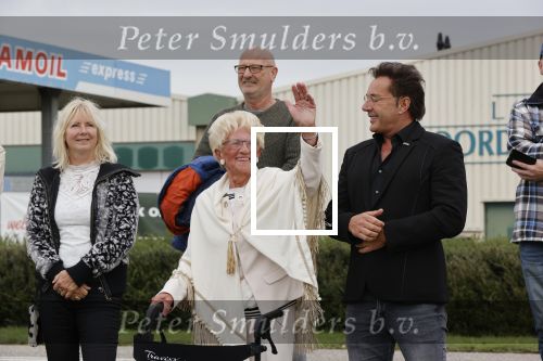 Anna Pauwlona 26 september 2020
Gerard Joling is bij de onthulling van een herdenkingsplakaat van een neergestort vliegtuig in 2e wereldoorlog. Cor de vriend van zijn moeder werd geeerd .