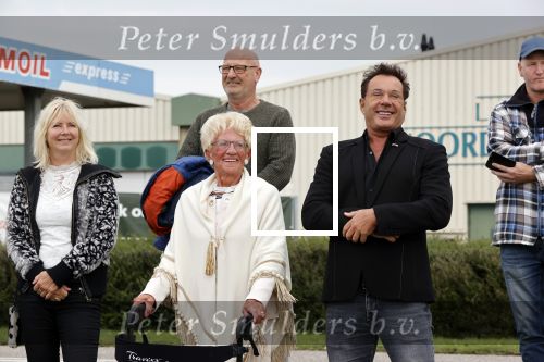 Anna Pauwlona 26 september 2020
Gerard Joling is bij de onthulling van een herdenkingsplakaat van een neergestort vliegtuig in 2e wereldoorlog. Cor de vriend van zijn moeder werd geeerd .