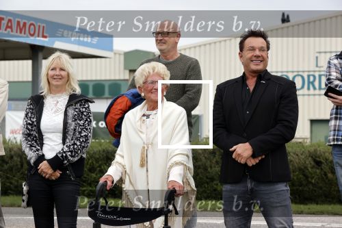 Anna Pauwlona 26 september 2020
Gerard Joling is bij de onthulling van een herdenkingsplakaat van een neergestort vliegtuig in 2e wereldoorlog. Cor de vriend van zijn moeder werd geeerd .