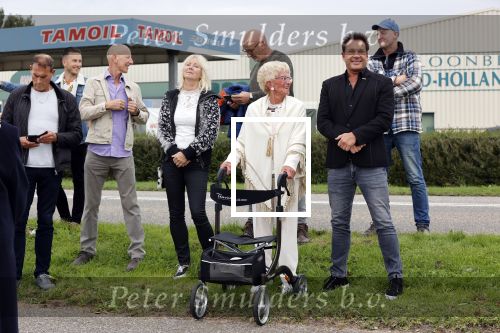 Anna Pauwlona 26 september 2020
Gerard Joling is bij de onthulling van een herdenkingsplakaat van een neergestort vliegtuig in 2e wereldoorlog. Cor de vriend van zijn moeder werd geeerd .