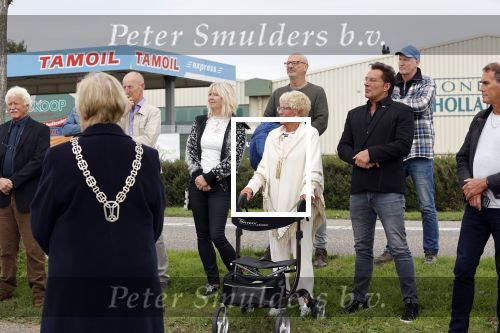 Anna Pauwlona 26 september 2020
Gerard Joling is bij de onthulling van een herdenkingsplakaat van een neergestort vliegtuig in 2e wereldoorlog. Cor de vriend van zijn moeder werd geeerd .