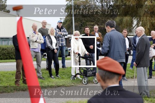 Anna Pauwlona 26 september 2020
Gerard Joling is bij de onthulling van een herdenkingsplakaat van een neergestort vliegtuig in 2e wereldoorlog. Cor de vriend van zijn moeder werd geeerd .