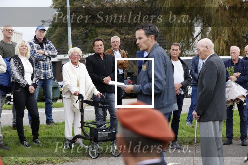 Anna Pauwlona 26 september 2020
Gerard Joling is bij de onthulling van een herdenkingsplakaat van een neergestort vliegtuig in 2e wereldoorlog. Cor de vriend van zijn moeder werd geeerd .