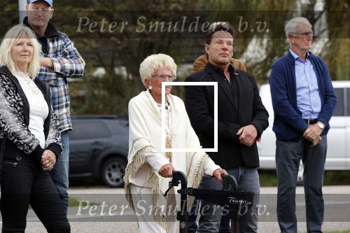 Anna Pauwlona 26 september 2020
Gerard Joling is bij de onthulling van een herdenkingsplakaat van een neergestort vliegtuig in 2e wereldoorlog. Cor de vriend van zijn moeder werd geeerd .
