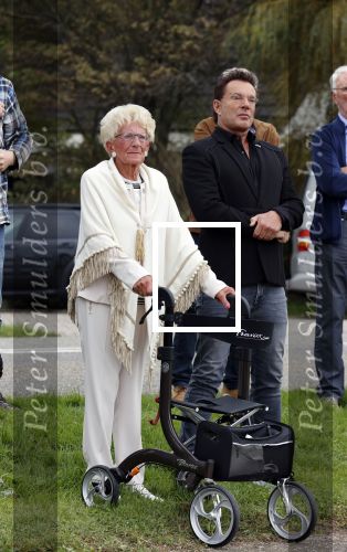 Anna Pauwlona 26 september 2020
Gerard Joling is bij de onthulling van een herdenkingsplakaat van een neergestort vliegtuig in 2e wereldoorlog. Cor de vriend van zijn moeder werd geeerd .