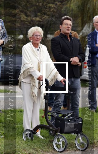 Anna Pauwlona 26 september 2020
Gerard Joling is bij de onthulling van een herdenkingsplakaat van een neergestort vliegtuig in 2e wereldoorlog. Cor de vriend van zijn moeder werd geeerd .