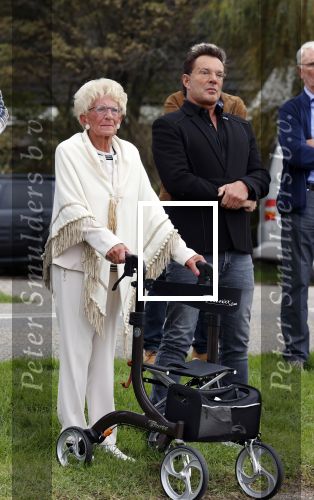 Anna Pauwlona 26 september 2020
Gerard Joling is bij de onthulling van een herdenkingsplakaat van een neergestort vliegtuig in 2e wereldoorlog. Cor de vriend van zijn moeder werd geeerd .