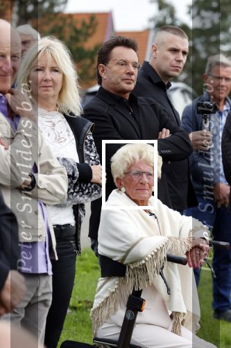 Anna Pauwlona 26 september 2020
Gerard Joling is bij de onthulling van een herdenkingsplakaat van een neergestort vliegtuig in 2e wereldoorlog. Cor de vriend van zijn moeder werd geeerd .