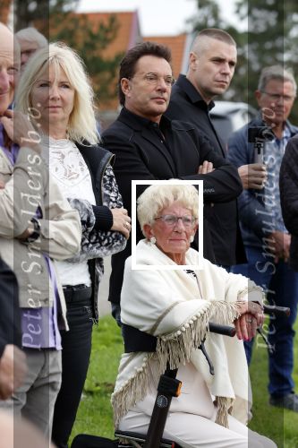 Anna Pauwlona 26 september 2020
Gerard Joling is bij de onthulling van een herdenkingsplakaat van een neergestort vliegtuig in 2e wereldoorlog. Cor de vriend van zijn moeder werd geeerd .