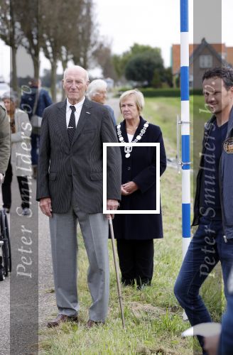 Anna Pauwlona 26 september 2020
Gerard Joling is bij de onthulling van een herdenkingsplakaat van een neergestort vliegtuig in 2e wereldoorlog. Cor de vriend van zijn moeder werd geeerd .