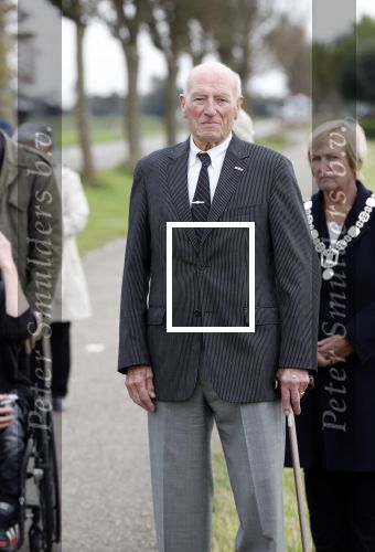 Anna Pauwlona 26 september 2020
Gerard Joling is bij de onthulling van een herdenkingsplakaat van een neergestort vliegtuig in 2e wereldoorlog. Cor de vriend van zijn moeder werd geeerd .