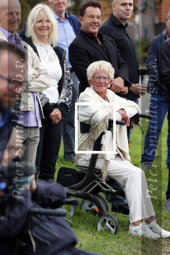 Anna Pauwlona 26 september 2020
Gerard Joling is bij de onthulling van een herdenkingsplakaat van een neergestort vliegtuig in 2e wereldoorlog. Cor de vriend van zijn moeder werd geeerd .